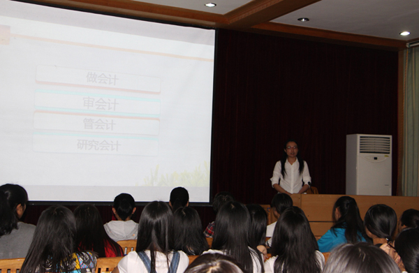图一 冠瑞会计师事务所有限公司冯艺平经理进行讲座.JPG