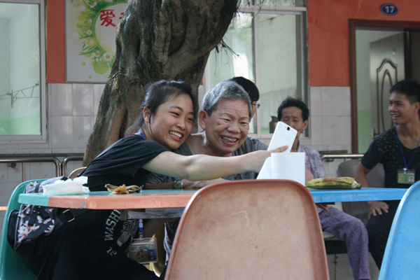 图一 青年志愿者与老人用手机合影.JPG