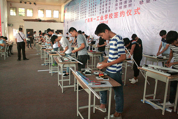 图七 学生参加室内照明线路装配比赛.jpg