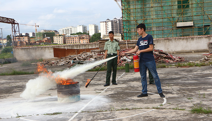 图四 学生练习使用灭火器.JPG