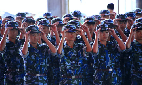 图二 学生整理着装.jpg