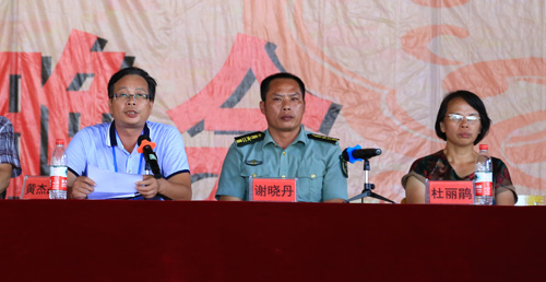 图六 黄杰品副校长（左一）讲话.jpg