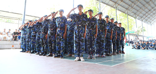 图四 学生向主席台敬礼.jpg