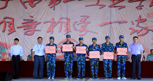 图五 校领导与先进连队代表合影留念.jpg