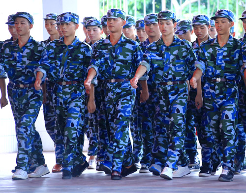 图三 学生表演齐步走.jpg