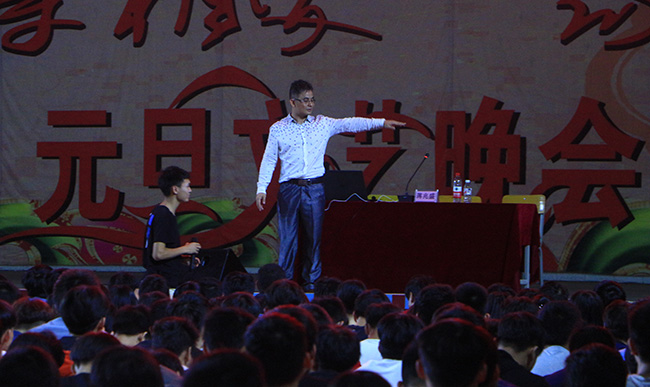 图二 蒋兆盛校友与现场学生互动.JPG