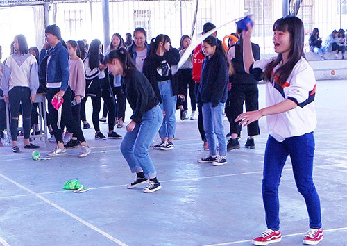 图三 抛绣球比赛.JPG