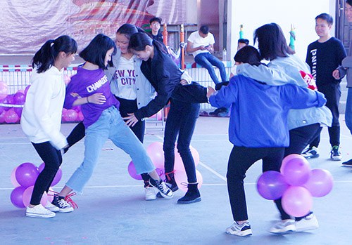 图五 踩气球比赛.JPG