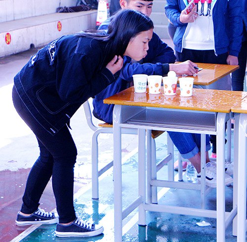 图四 吹乒乓球比赛.JPG