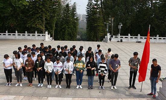 图一 学生在革命烈士纪念碑前默哀.JPG