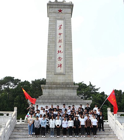 图三 学生在革命烈士纪念碑前合影.JPG