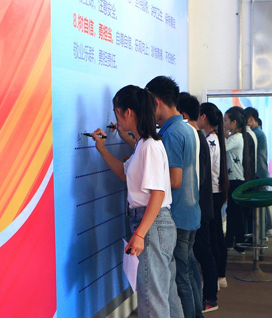 图四 班级学生代表在《中等职业学校学生公约》上签字.jpg