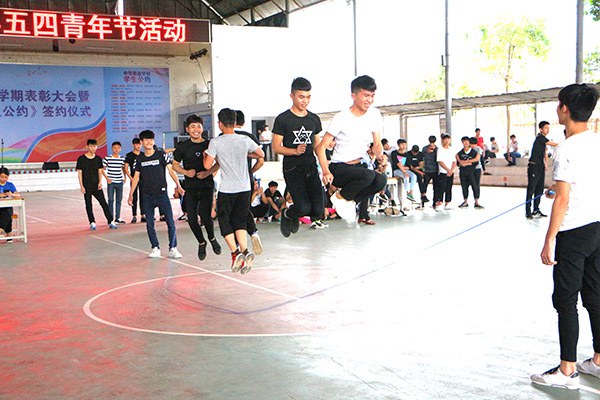 图一 学生参加跳长绳比赛.jpg