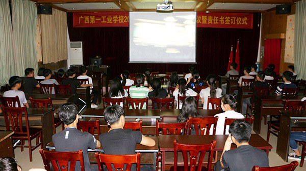 图四 团干观看电影《我的1919》.jpg