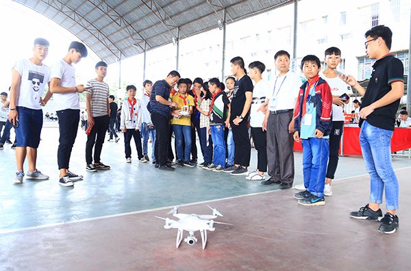 无人机遥控测绘展演.jpg