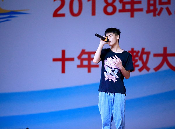 图一  17物流班黄昱嘉同学获得校园歌手大赛第一名_1.jpg