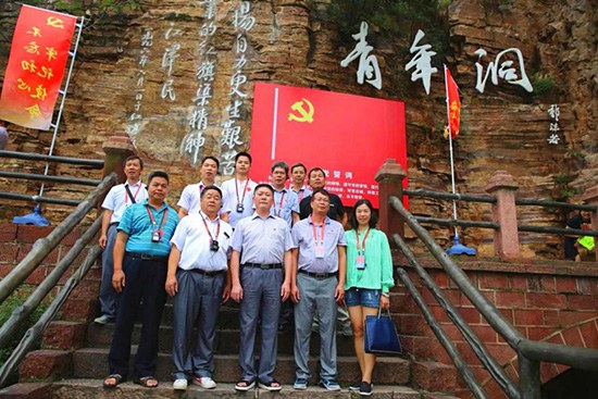 党员教师在青年洞合影_1.jpg