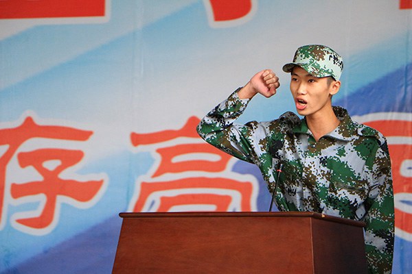 图4 新生代表宣誓.jpg