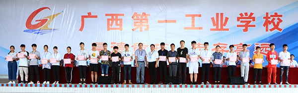 图7 校领导与班级助理合影.jpg