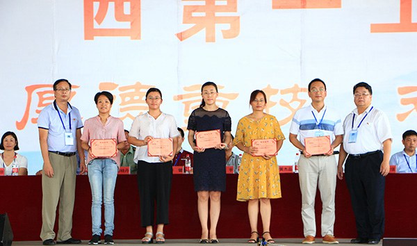 图六 黄杰品校长、张海林书记与优秀指导员合影.JPG