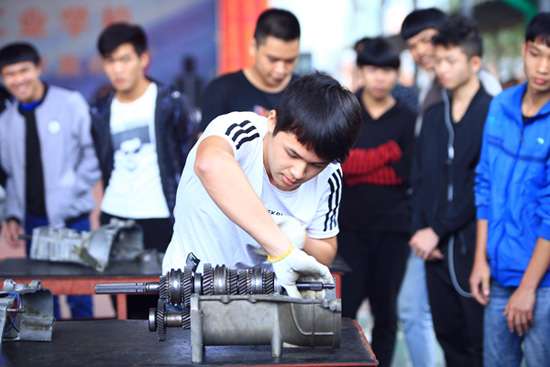 6.开幕式比赛--汽车变速器拆装技能比赛.jpg