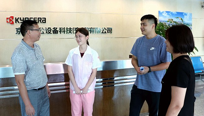 黄杰品校长到京瓷（东莞）办公设备有限公司看望实习生唐美铟同学.JPG