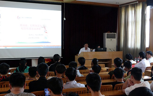 1574152741431507.jpg 图 杜培荣律师开展法制讲座.JPG