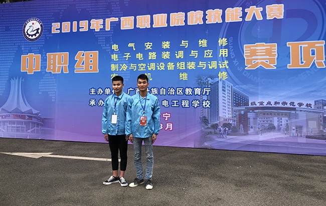 获奖选手合影：覃开柳（左） 庞广振（右）.jpg