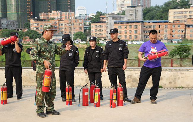 兴宁消防大队消防员在讲解如何使用灭火器.jpg