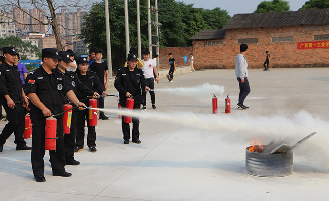 校安保人员在进行灭火实操演练.jpg
