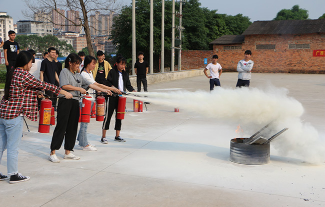 学生在进行灭火实操演练.jpg
