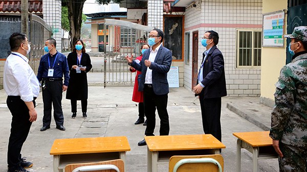 黄欣波主任到学生宿舍区检查 .jpg