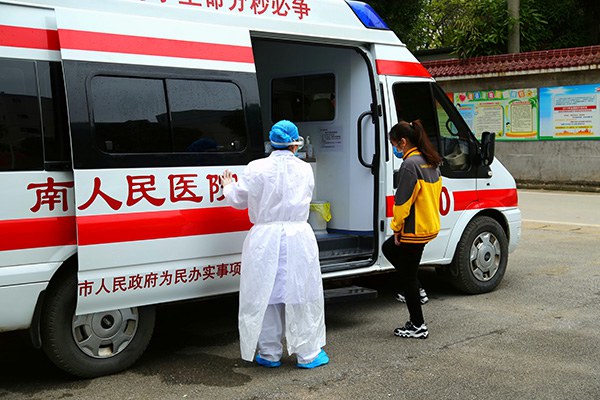 7.南宁市第四人民医院派救护车接发热学生前往医院进行排查治疗.JPG