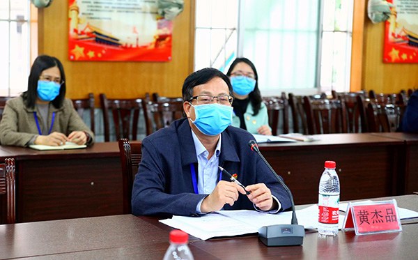 黄杰品校长向厅领导汇报工作.JPG