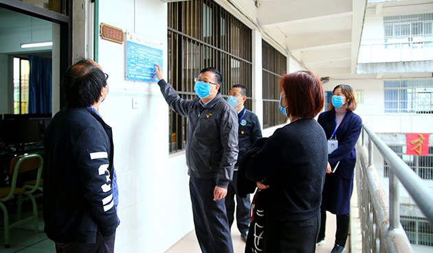 1585818457632328.jpg 检查组在查看实训楼教室.JPG