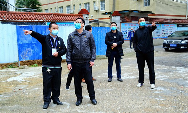 1585818490538356.jpg 检查组在查看校园环境.JPG