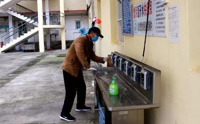 对饮水点进行清洁消毒.jpg