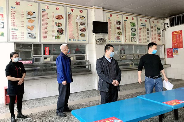 1587027758199019.jpg 李健副校长带领检查组检查食堂就餐场所.jpg