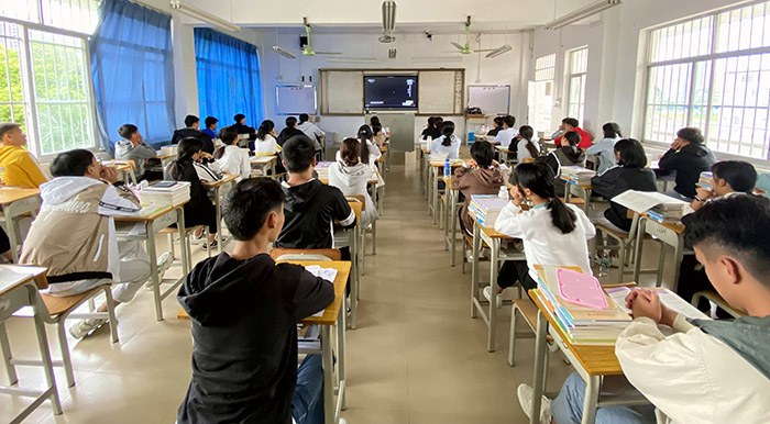 1602635981790034.jpg 2020级酒店班同学在观看《时代楷模·黄文秀先进事迹》.jpg