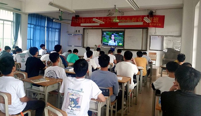 1602636019132793.jpg 2020级数控1班同学在观看《时代楷模·黄文秀先进事迹》.jpg