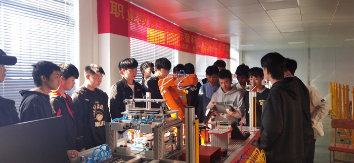 1606037666191257.jpg 机器人实训室开放.jpg