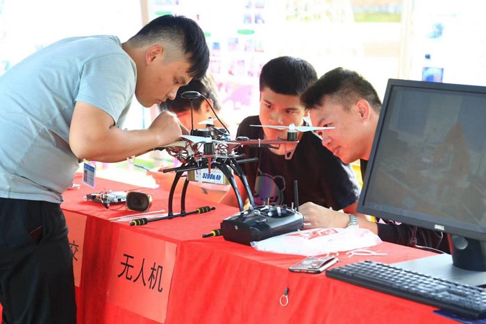 1606037726448681.jpg 教师自制无人机.jpg