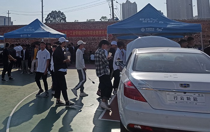 1606119016306366.jpg 学生在汽车维修保养展示区.jpg