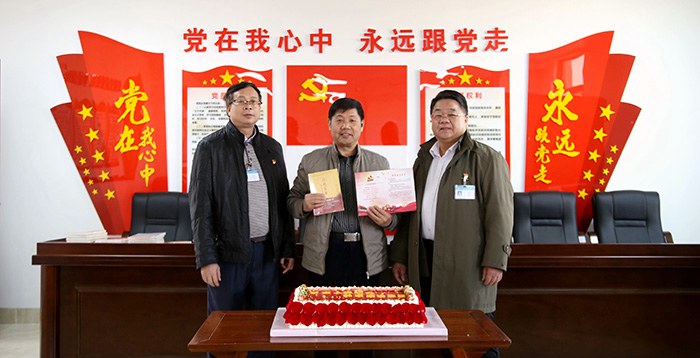 党委书记张海林（右一）发放政治生日贺卡、党委副书记黄杰品（左一）赠送党性书籍.jpg