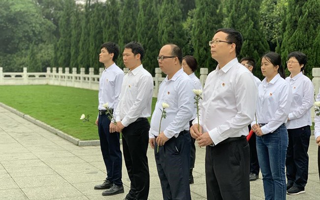 1618359519543267.jpg 全体党员向革命烈士默哀.jpg