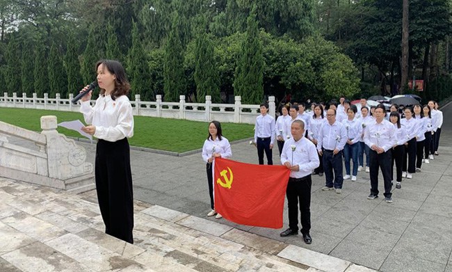 1618359528758765.jpg 党员代表石双同志向革命先烈敬献诗朗诵.jpg