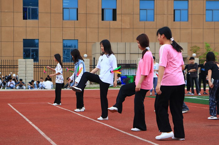 1618378778706736.jpg 踢毽子.jpg