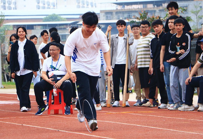 1618378826600872.jpg 滚铁环.jpg