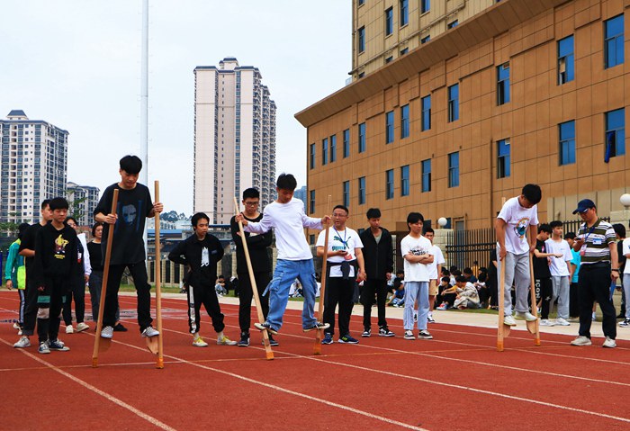 1618378862870369.jpg 踩高跷.jpg