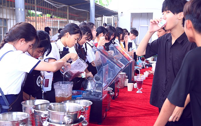 1622709106336324.jpg 高星级饭店运营与管理专业学生展示饮品调制.JPG